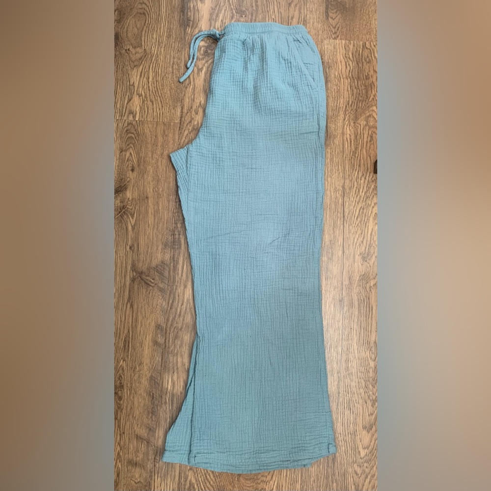 Gauze material pants. Front pockets. Size Md